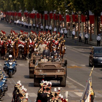 Truppen der Länder der Koalition der Willigen führten die Militärparade zum französischen Nationalfeiertag an.