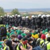 Eine Sitzblockade auf der Autobahn 71 - Polizisten umringen die Demonstranten.