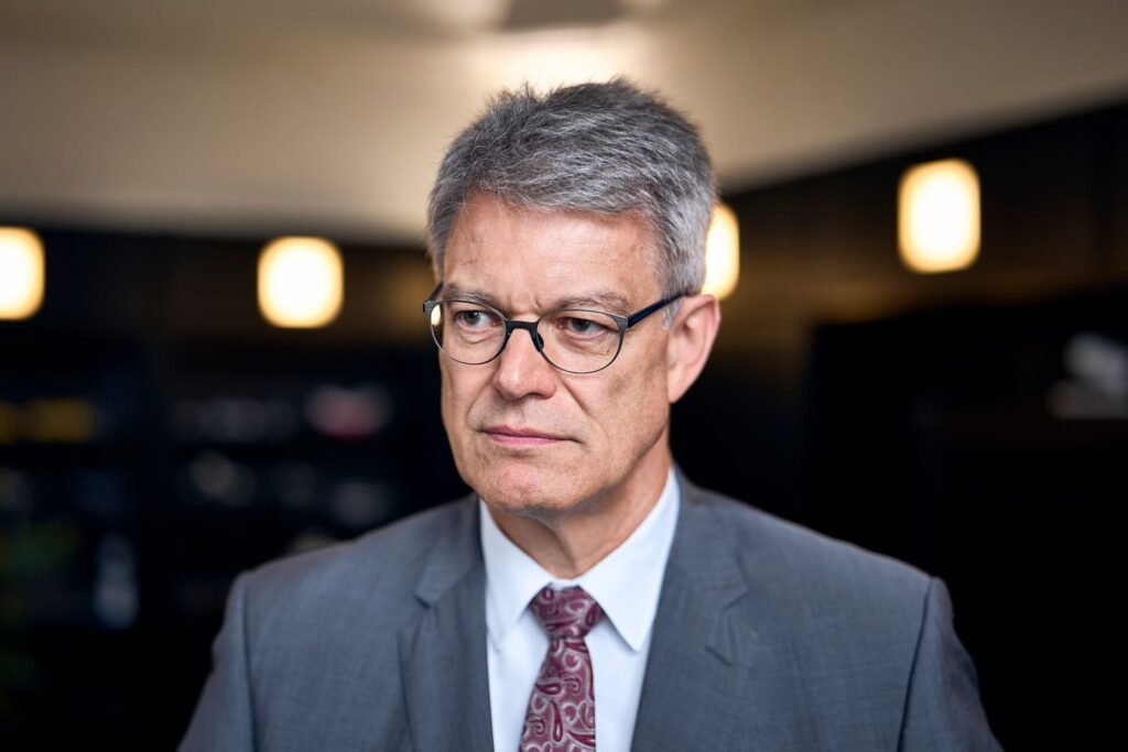 In der Union gibt es Ärger wegen des Umgangs von Kanzler Merz mit Verkehrsminister Patrick Schnieder. (Archivbild)