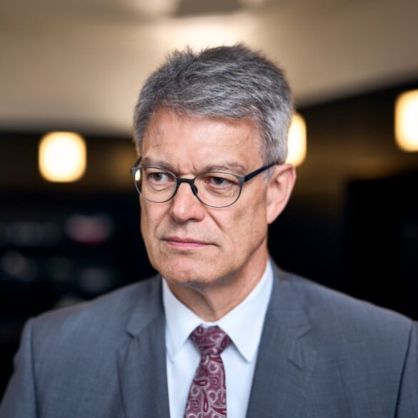 In der Union gibt es Ärger wegen des Umgangs von Kanzler Merz mit Verkehrsminister Patrick Schnieder. (Archivbild)