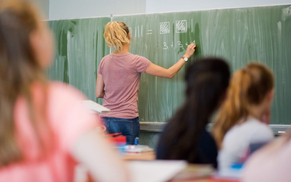 Der Frauenanteil bei den Lehrkräften lag an den allgemeinbildenden Schulen bei rund 73 Prozent. (Symbolbild)