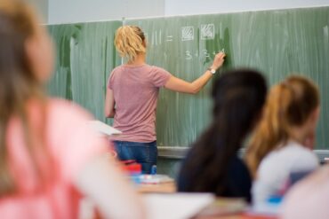 Der Frauenanteil bei den Lehrkräften lag an den allgemeinbildenden Schulen bei rund 73 Prozent. (Symbolbild)