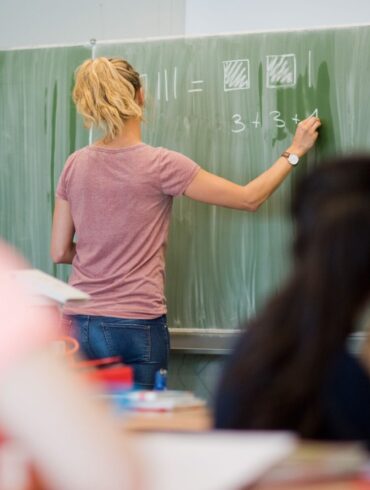 Der Frauenanteil bei den Lehrkräften lag an den allgemeinbildenden Schulen bei rund 73 Prozent. (Symbolbild)