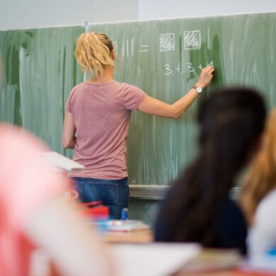 Der Frauenanteil bei den Lehrkräften lag an den allgemeinbildenden Schulen bei rund 73 Prozent. (Symbolbild)