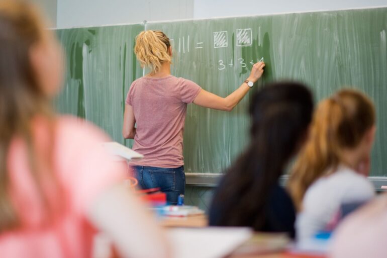 Der Frauenanteil bei den Lehrkräften lag an den allgemeinbildenden Schulen bei rund 73 Prozent. (Symbolbild)