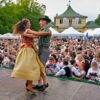 Herrliches Vergnügen frühmorgens - Katharina Mayer und Magnus Kaindl tanzen beim Kocherlball am Chinesischen Turm in München.