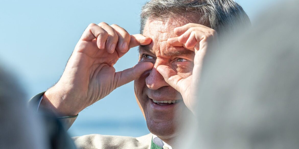 Den Blick fokussiert - Söder berät auf Ausflugsschiff am Starnberger See über Umweltpolitik