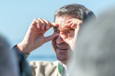 Den Blick fokussiert - Söder berät auf Ausflugsschiff am Starnberger See über Umweltpolitik