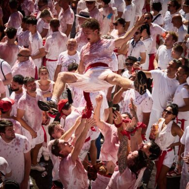 Ausgelassen feiern die Menschen  kurz vor dem Chupinazo beim San-Fermín-Fest 2026 auf der Plaza del Ayuntamiento. Der Chupinazo  ist der offizielle Beginn der San-Fermín-Feierlichkeiten,