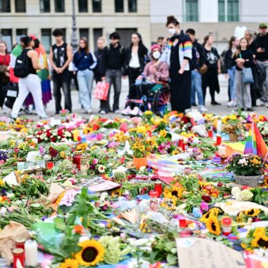 Beim Terroranschlag am Berliner CSD wurde eine Frau getötet und zahlreiche Menschen verletzt.