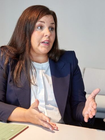 Die Vorsitzende der Justizministerkonferenz, Hamburgs Justizsenatorin Anna Gallina (Grüne), sagt, der Anschlag auf den CSD in Berlin müsse erst einmal aufgearbeitet werden. (Archivbild)