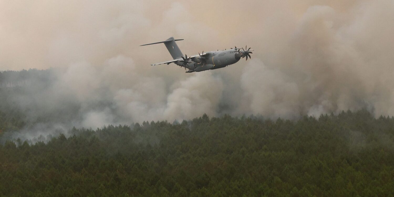 Ein Airbus A400M im Einsatz, nun schickt die Bundeswehr ein solches Flugzeug mit weiterem Material zur Brandbekämpfung nach Frankreich. (Symbolfoto)