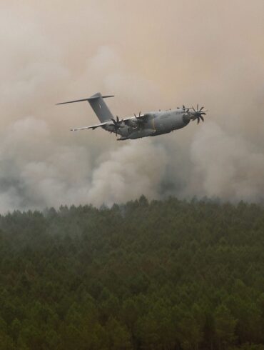 Ein Airbus A400M im Einsatz, nun schickt die Bundeswehr ein solches Flugzeug mit weiterem Material zur Brandbekämpfung nach Frankreich. (Symbolfoto)