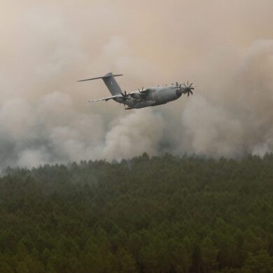 Ein Airbus A400M im Einsatz, nun schickt die Bundeswehr ein solches Flugzeug mit weiterem Material zur Brandbekämpfung nach Frankreich. (Symbolfoto)