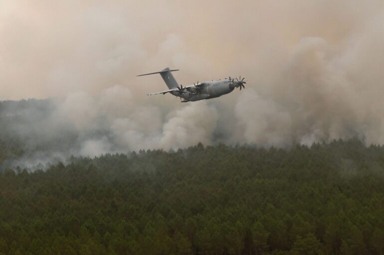 Ein Airbus A400M im Einsatz, nun schickt die Bundeswehr ein solches Flugzeug mit weiterem Material zur Brandbekämpfung nach Frankreich. (Symbolfoto)
