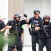 Polizisten auf dem Schulgelände.