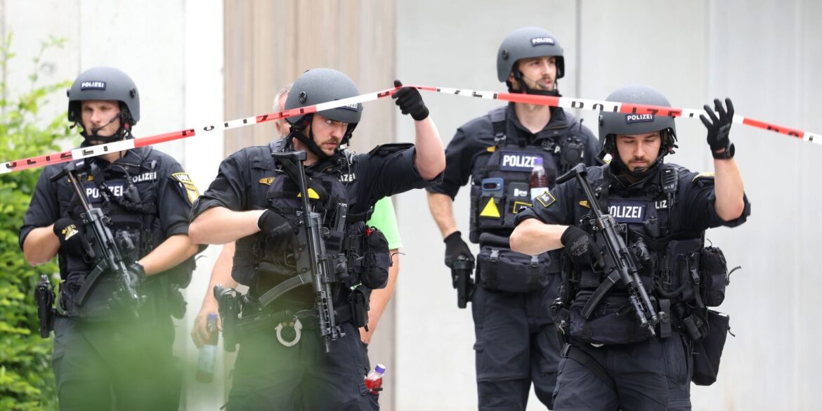 Polizisten auf dem Schulgelände.