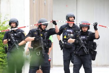 Polizisten auf dem Schulgelände.