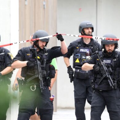 Polizisten auf dem Schulgelände.