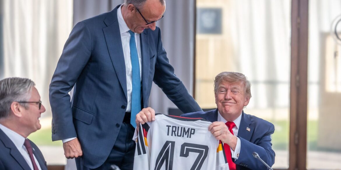 Auch für die Trikotübergabe an Trump musste Merz Kritik einstecken.