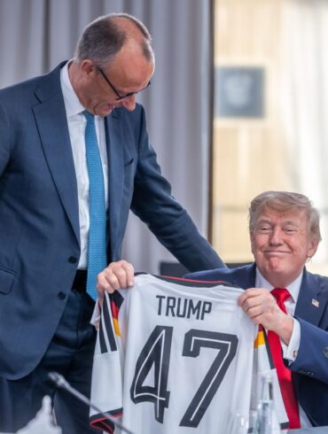 Auch für die Trikotübergabe an Trump musste Merz Kritik einstecken.