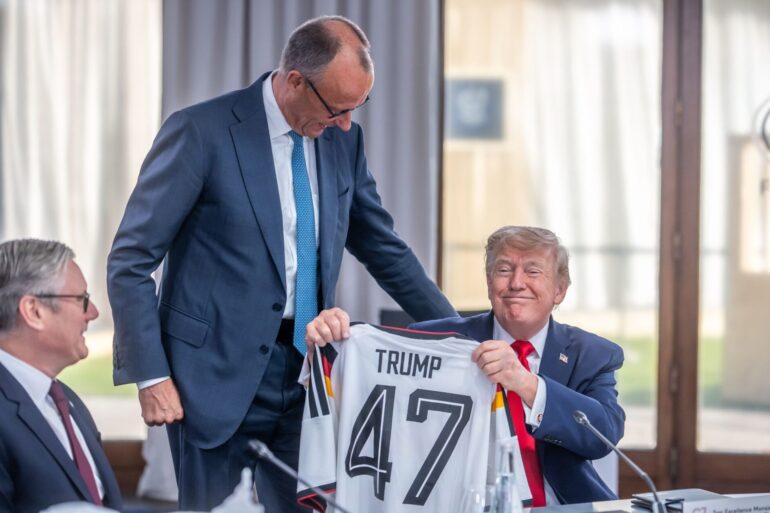 Auch für die Trikotübergabe an Trump musste Merz Kritik einstecken.
