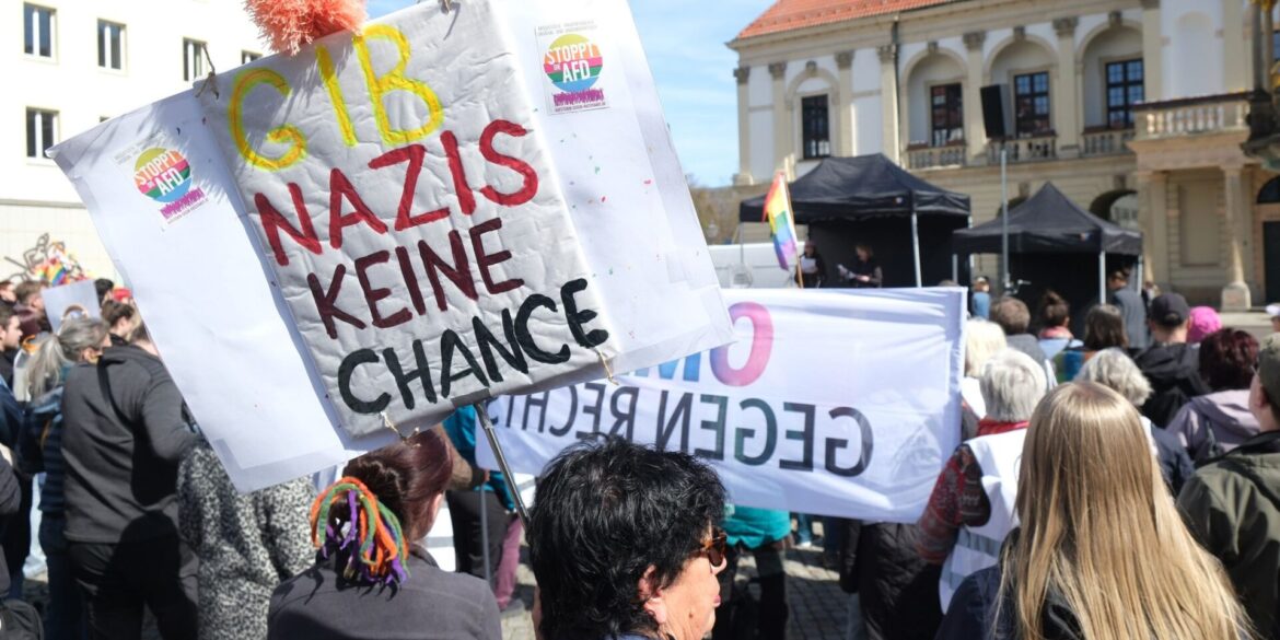 Gegen die AfD gehen immer wieder Menschen auf die Straße, wie hier die Teilnehmer einer linken Kundgebung in Magdeburg im April 2026. (Archivbild)