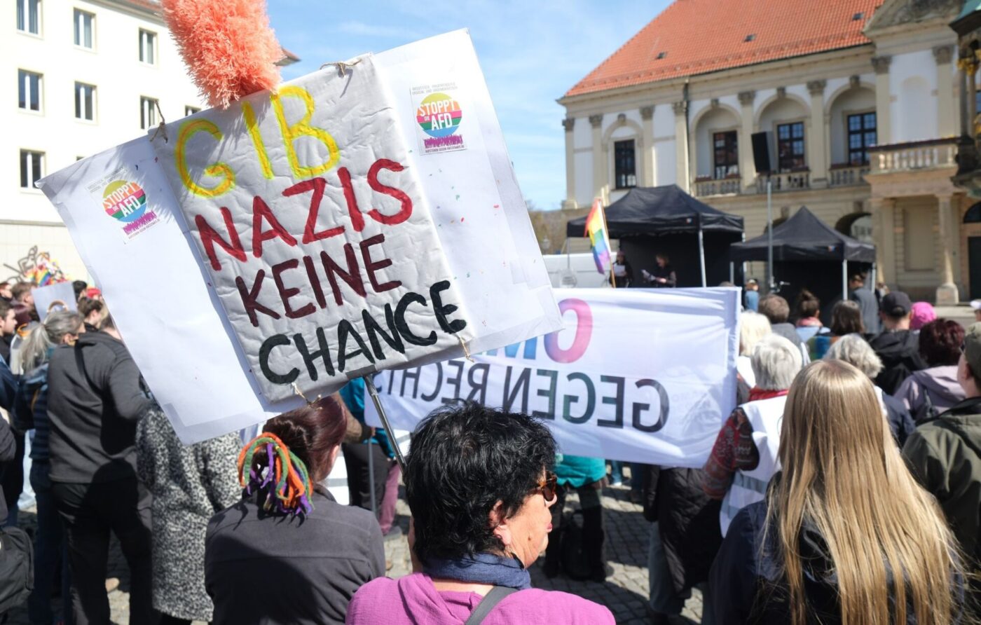 Gegen die AfD gehen immer wieder Menschen auf die Straße, wie hier die Teilnehmer einer linken Kundgebung in Magdeburg im April 2026. (Archivbild)