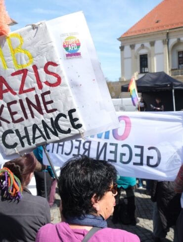 Gegen die AfD gehen immer wieder Menschen auf die Straße, wie hier die Teilnehmer einer linken Kundgebung in Magdeburg im April 2026. (Archivbild)