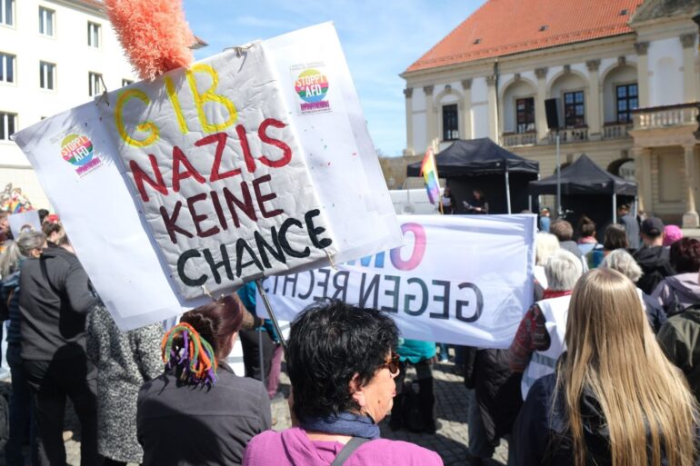 Gegen die AfD gehen immer wieder Menschen auf die Straße, wie hier die Teilnehmer einer linken Kundgebung in Magdeburg im April 2026. (Archivbild)