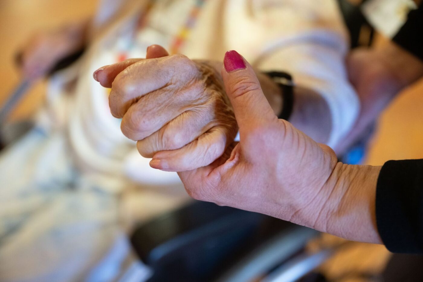 Die Pflege durch Angehörige ist unverzichtbar für den Sozialstaat. Deshalb fordern die Fraktionschefs von CDU und CSU bei den anstehenden Reformen mehr politische Wertschätzung für die «Helden des Alltags». (Illustration)