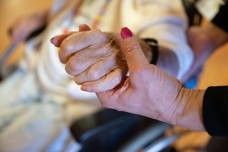 Die Pflege durch Angehörige ist unverzichtbar für den Sozialstaat. Deshalb fordern die Fraktionschefs von CDU und CSU bei den anstehenden Reformen mehr politische Wertschätzung für die «Helden des Alltags». (Illustration)