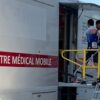 Florian Lipowitz (l) betritt den Medical Truck der Tour de France.