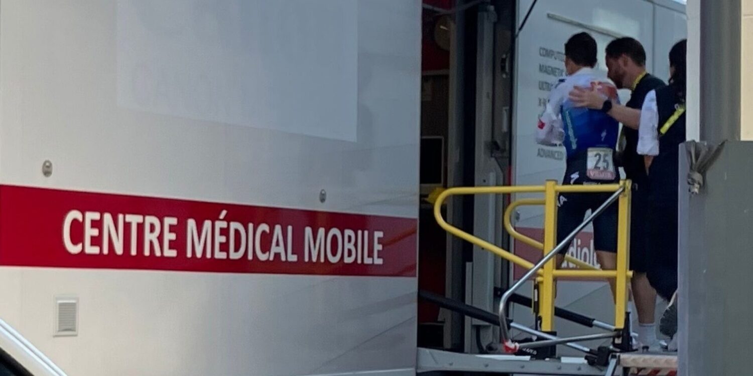 Florian Lipowitz (l) betritt den Medical Truck der Tour de France.