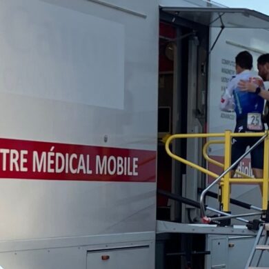 Florian Lipowitz (l) betritt den Medical Truck der Tour de France.