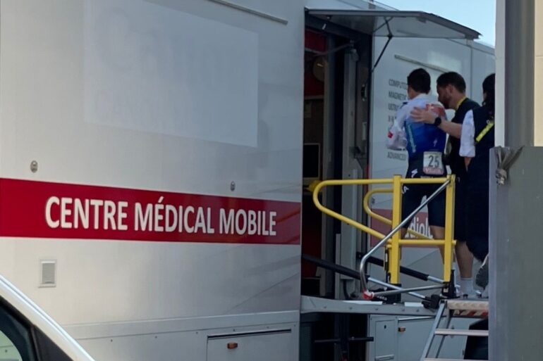 Florian Lipowitz (l) betritt den Medical Truck der Tour de France.