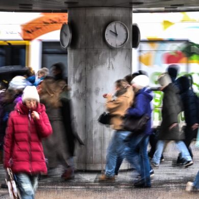 Viele Menschen brauchen soziale Leistungen, die Sozialleistungsquote steigt. (Symbolbild)