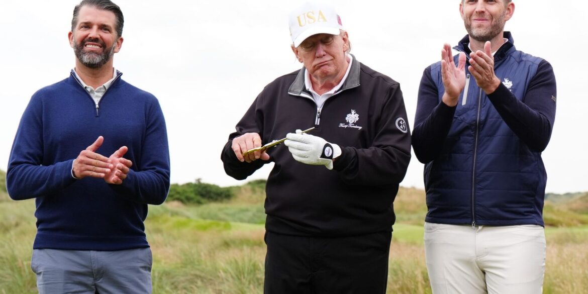 Donald Trump (Mitte) lässt seine privaten Finanzgeschäfte von seinen Söhnen Don Jr und Eric regeln. Diese passen erstaunlich gut zu seiner Wirtschaftspolitik als US-Präsident. (Archivbild)