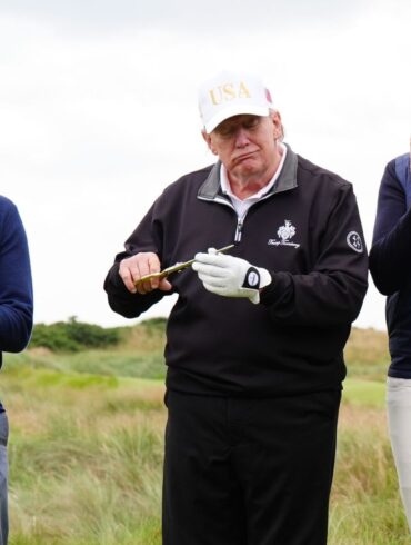 Donald Trump (Mitte) lässt seine privaten Finanzgeschäfte von seinen Söhnen Don Jr und Eric regeln. Diese passen erstaunlich gut zu seiner Wirtschaftspolitik als US-Präsident. (Archivbild)