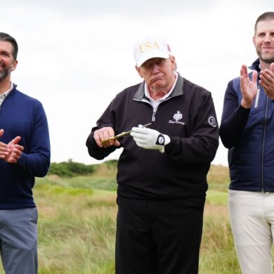 Donald Trump (Mitte) lässt seine privaten Finanzgeschäfte von seinen Söhnen Don Jr und Eric regeln. Diese passen erstaunlich gut zu seiner Wirtschaftspolitik als US-Präsident. (Archivbild)