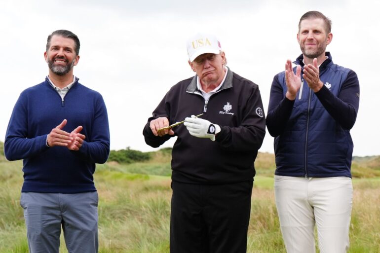 Donald Trump (Mitte) lässt seine privaten Finanzgeschäfte von seinen Söhnen Don Jr und Eric regeln. Diese passen erstaunlich gut zu seiner Wirtschaftspolitik als US-Präsident. (Archivbild)