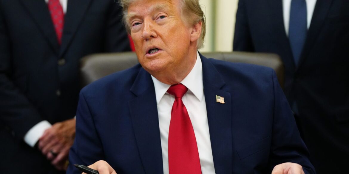 US-Präsident Trump rückt wieder von seiner Gebührenidee in der Straße von Hormus ab.
