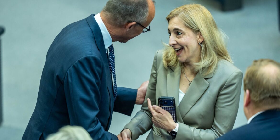 Ministerin Nina Warken (CDU) warb für das Spargesetz.