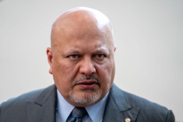 Auf die Suspendierung folgt die Entlassung: der ehemalige Chefankläger Karim Khan. (Archivbild)