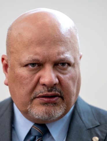 Auf die Suspendierung folgt die Entlassung: der ehemalige Chefankläger Karim Khan. (Archivbild)