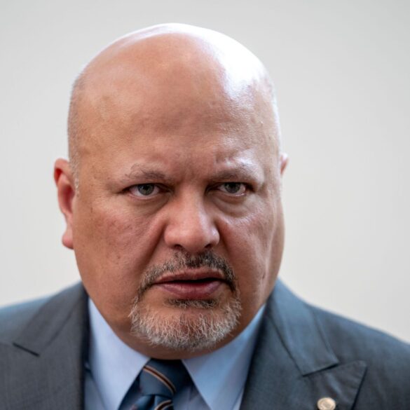 Auf die Suspendierung folgt die Entlassung: der ehemalige Chefankläger Karim Khan. (Archivbild)