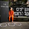 Demonstrant mit einer Maske, die den israelischen Ministerpräsidenten Benjamin Netanjahu darstellt, während einer Protestkundgebung 1000 Tage nach dem beispiellosen Hamas-Überfall auf Israel am 7. Oktober 2023.