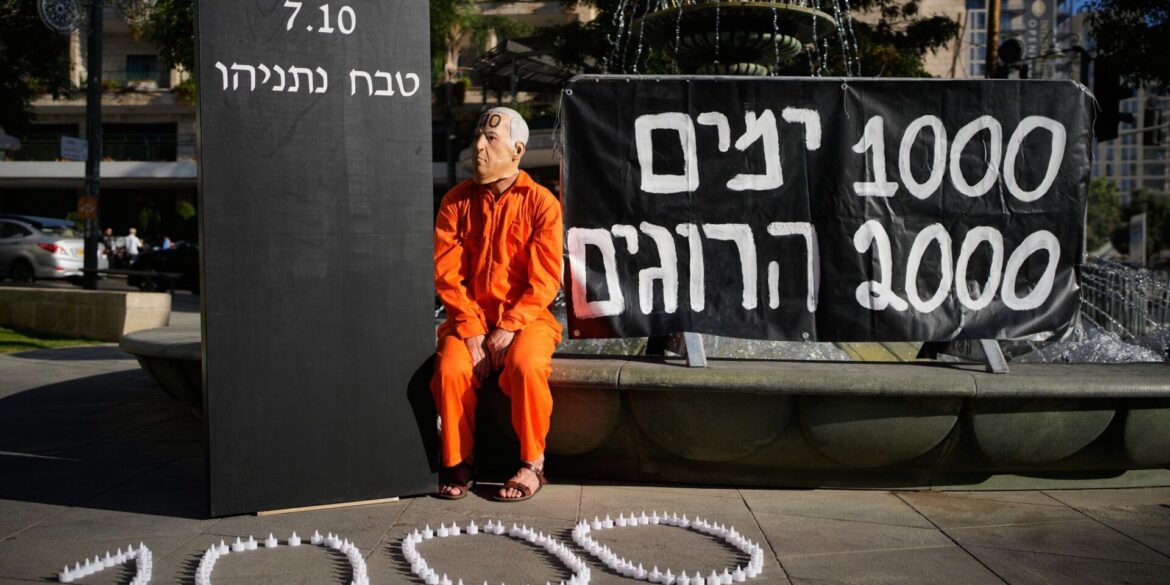 Demonstrant mit einer Maske, die den israelischen Ministerpräsidenten Benjamin Netanjahu darstellt, während einer Protestkundgebung 1000 Tage nach dem beispiellosen Hamas-Überfall auf Israel am 7. Oktober 2023.