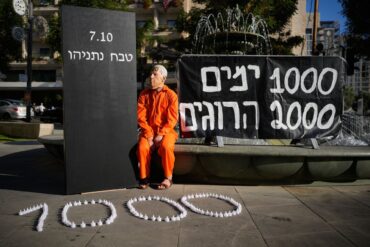 Demonstrant mit einer Maske, die den israelischen Ministerpräsidenten Benjamin Netanjahu darstellt, während einer Protestkundgebung 1000 Tage nach dem beispiellosen Hamas-Überfall auf Israel am 7. Oktober 2023.