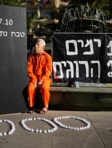 Demonstrant mit einer Maske, die den israelischen Ministerpräsidenten Benjamin Netanjahu darstellt, während einer Protestkundgebung 1000 Tage nach dem beispiellosen Hamas-Überfall auf Israel am 7. Oktober 2023.